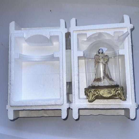 Vintage 1993 Franklin Mint Scarlett’s Betrothal figurine under glass dome - Picture 6 of 6